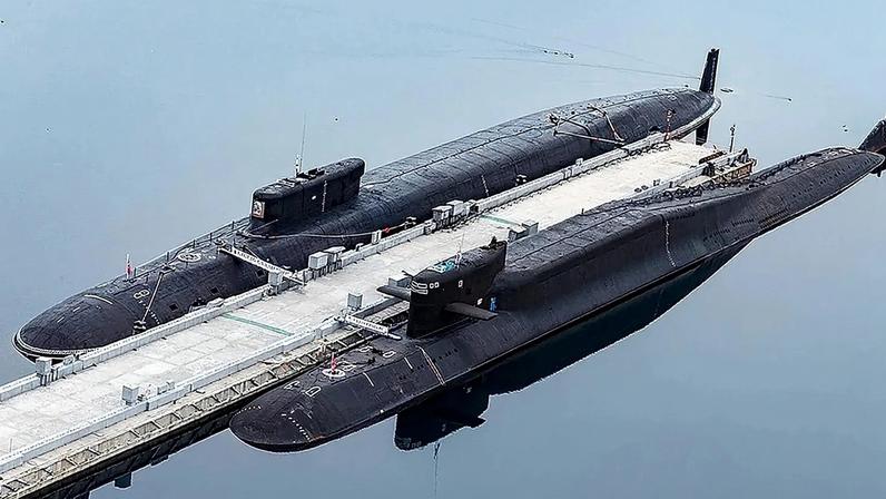 Submarinos nucleares russos abrigados numa base naval russa em Gazhiyevo, 13 de abril de 2021