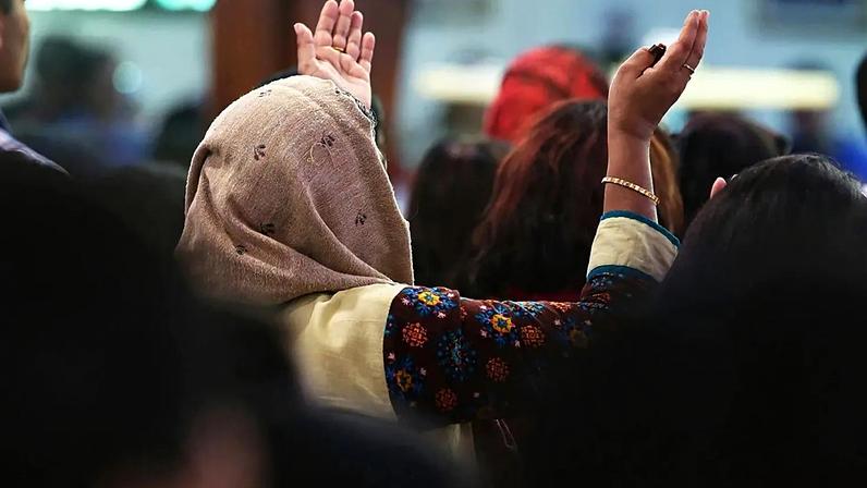 Foto de arquivo de 20 de janeiro de 2019 mostrando uma mulher a rezar durante a missa na Igreja Católica de Santa Maria no Dubai, Emirados Árabes Unidos.