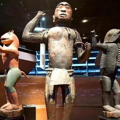 França aprova lei para devolver obras de arte saqueadas na era colonial