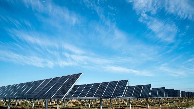 Painéis solares sob céu azul nos EUA