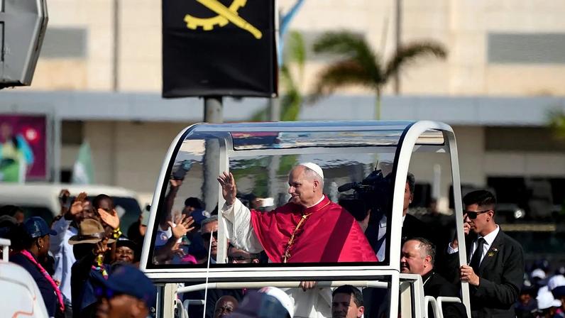 Papa em Angola acalma tensão com Trump e exorta romper ciclo de interesses