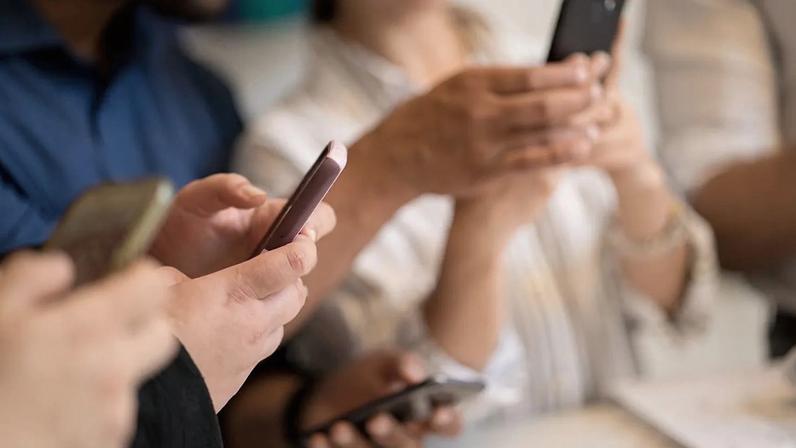 Políticos apressam-se a impor proibições gerais de redes sociais a menores, mas novas recomendações do Conselho da Europa pedem abordagem mais inteligente