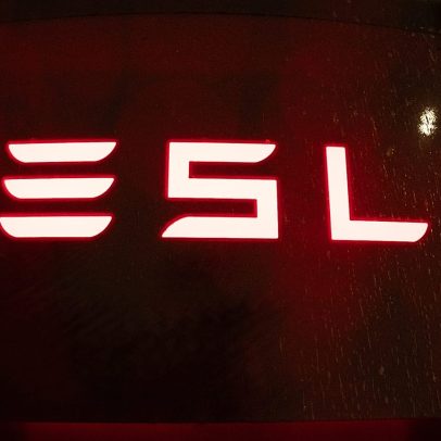 Tesla regista lucro em ascensão, dúvidas sobre investimento persistem