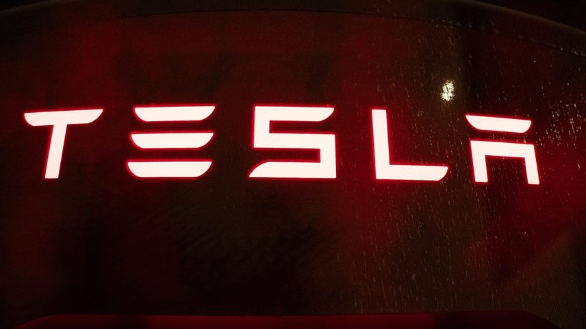 Tesla regista lucro em ascensão, dúvidas sobre investimento persistem
