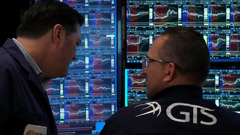 Operador de bolsa Terrance McCauley e especialista Anthony Matesic conversam no piso da Bolsa de Nova Iorque, 20 de abril de 2026