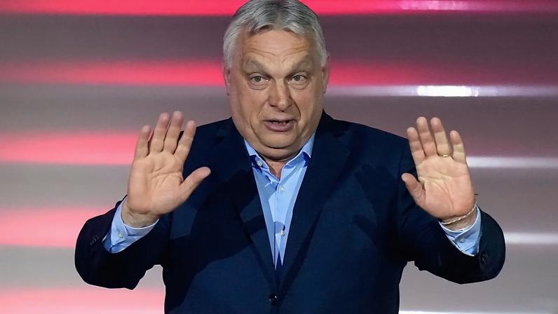 O primeiro-ministro húngaro Orban dirige-se aos apoiantes após a noite eleitoral em Budapeste
