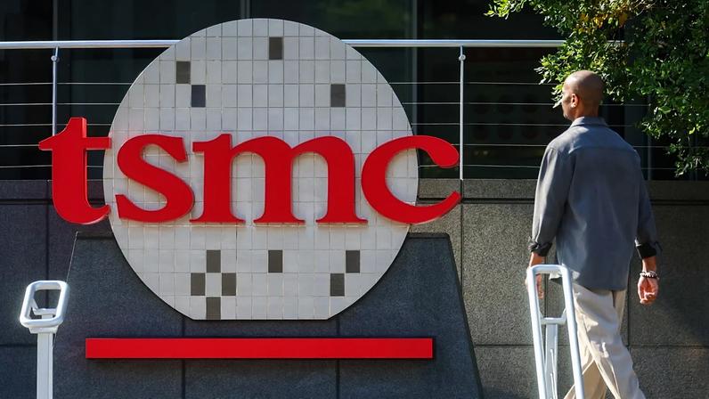 Trabalhador passa junto ao logótipo da TSMC, Taiwan Semiconductor Manufacturing Corp., em Hsinchu, Taiwan, quinta-feira, 29 de janeiro de 2026