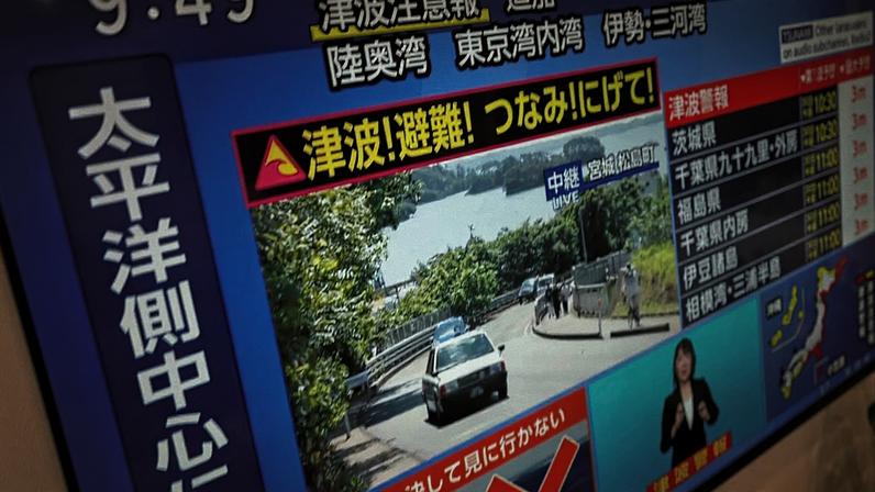 ARQUIVO: Um alerta de tsunami é exibido numa televisão em Yokohama, perto de Tóquio, a 30 de julho de 2025