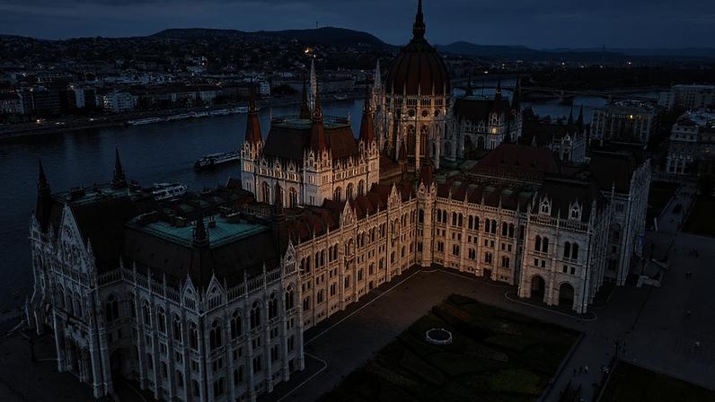 UE e Hungria unem esforços para desbloquear fundos europeus