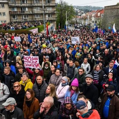 Bratislava: multidão rejeita plano de Fico para acabar com voto no estrangeiro