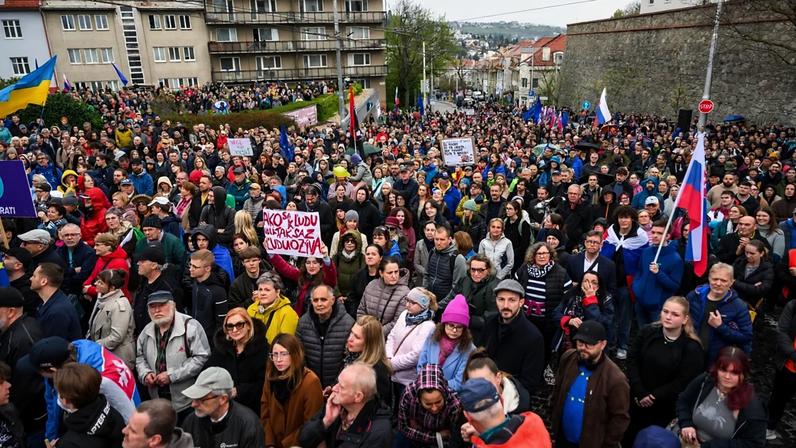 Participantes juntam-se a protesto organizado pelo partido Eslováquia Progressista em frente ao Parlamento, em Bratislava