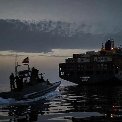 Impasse no Estreito de Ormuz prende 20.000 marinheiros em navios de carga