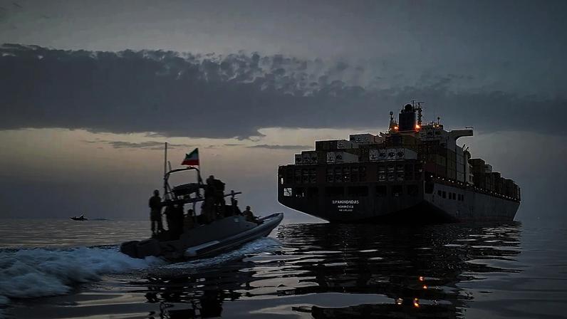 Uma lancha rápida da Marinha da Guarda Revolucionária (IRGC) aproxima-se do cargueiro Epaminondas durante o que os meios de comunicação social estatais descreveram como uma apreensão no Estreito de Ormuz, 21 de abril de 2026