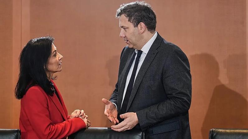 Alemanha reduz imposto de combustível e aprova bónus de 1000 euros para trabalhadores