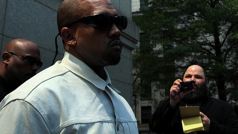 Ye, o rapper anteriormente conhecido como Kanye West, sai do tribunal federal após o julgamento de Sean "Diddy" Combs em Nova Iorque, sexta-feira, 13 de junho de 2025.