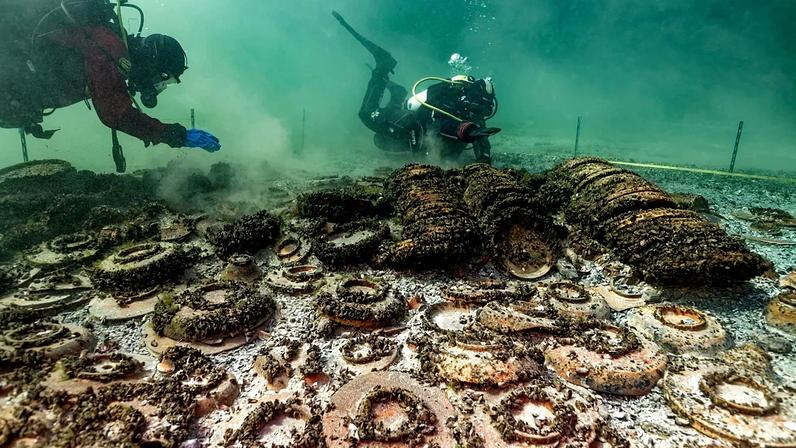 Arqueólogos subaquáticos recuperam carga de navio de 2000 anos num lago suíço