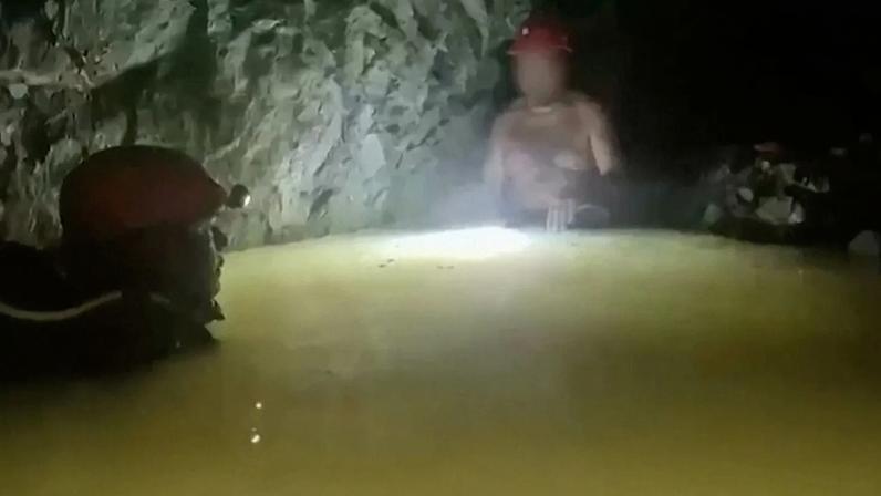 Mergulhadores militares encontram mineiro Francisco Zapata Najera após 14 dias preso numa mina de ouro e prata