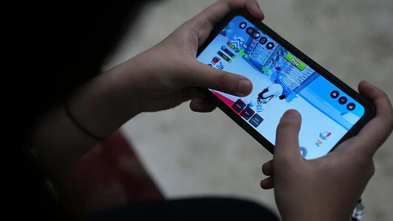 Grécia proíbe acesso às redes sociais a menores até 15 anos