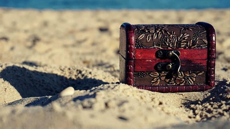 Baú do tesouro numa praia