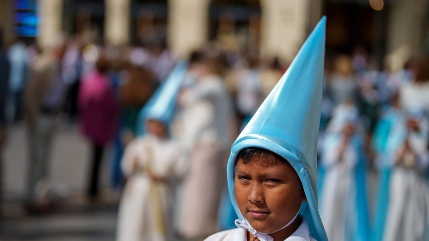 Uma criança com capuz participa numa procissão antes da Semana Santa, na praça das Tendillas, em Córdova, sul de Espanha, sexta-feira, 31 de março de 2023