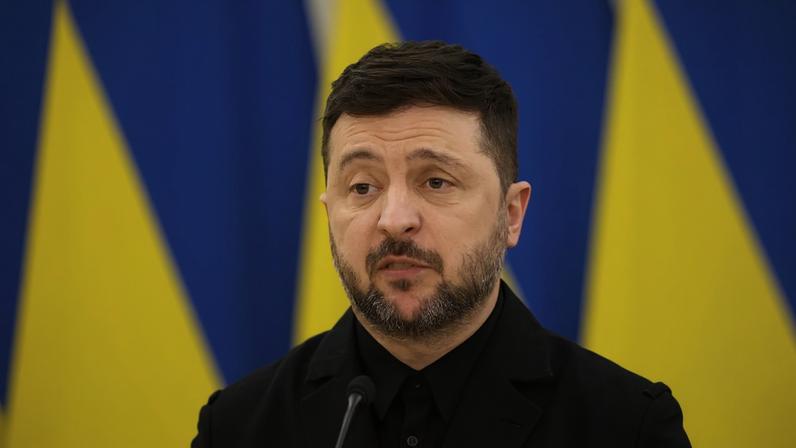 O presidente ucraniano Volodymyr Zelenskyy fala durante uma conferência de imprensa conjunta no palácio presidencial em Vilnius, Lituânia, 25 de janeiro de 2026