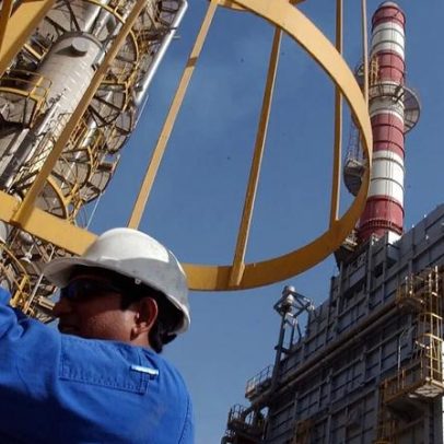 Emirados Árabes deixam OPEP; petróleo sobe, cessar-fogo com Irão em risco