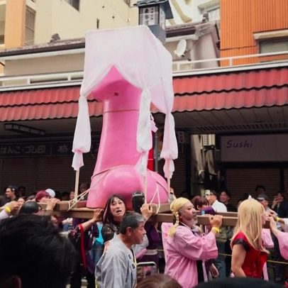 Japão: foliões desfilam esculturas gigantes em festival da fertilidade