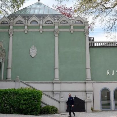 Bienal de Veneza reabre pavilhão russo enquanto UE ameaça cortar fundos