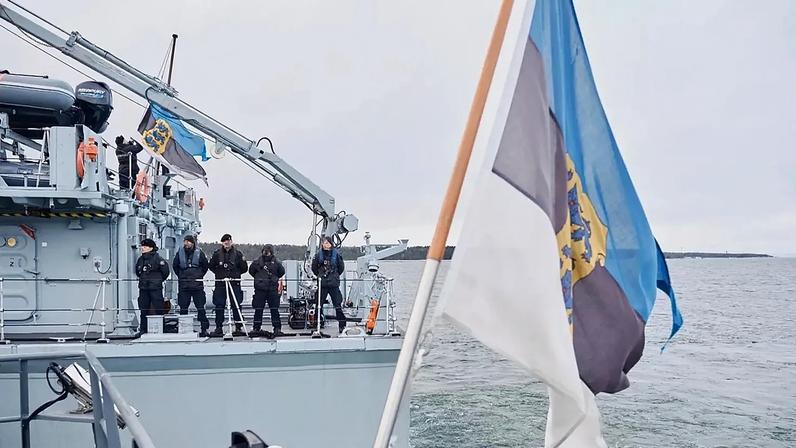 ARQUIVO - Navios da Marinha da Estónia navegam no Mar Báltico a 9 de janeiro de 2025, no âmbito das patrulhas da NATO na região, na sequência de suspeitas de sabotagem de cabos submarinos
