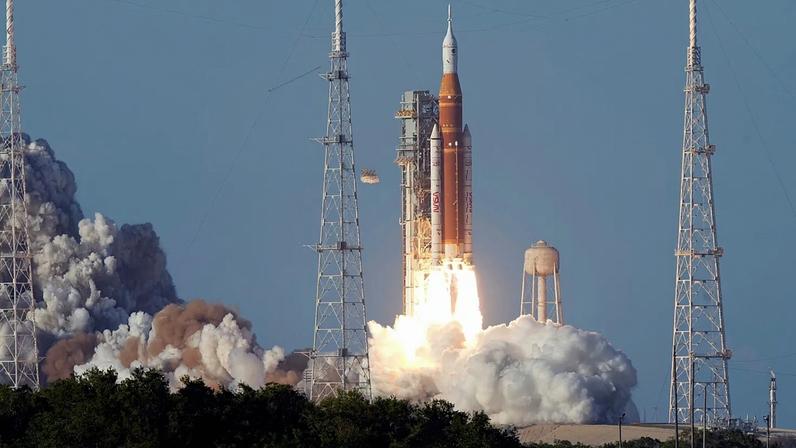 Foguetão lunar Artemis II da NASA descola da plataforma 39-B do Centro Espacial Kennedy, em Cabo Canaveral, Florida, quarta-feira, 1 de abril de 2026.