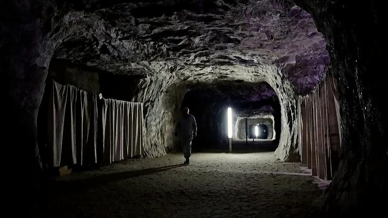 Paciente do Centro Republicano de Espeleoterapia caminha por túnel de caverna de sal