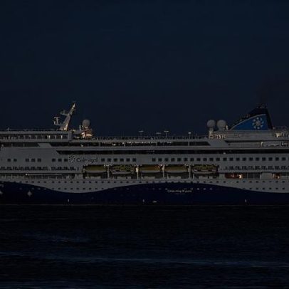 Primeiro navio de cruzeiro transita o Estreito de Ormuz na guerra com o Irão