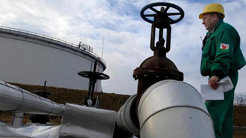 Engenheiro da Companhia Húngara de Petróleo e Gás (MOL) verifica a área de receção do oleoduto Druzhba a sul de Budapeste, Hungria, 9 de janeiro de 2007.