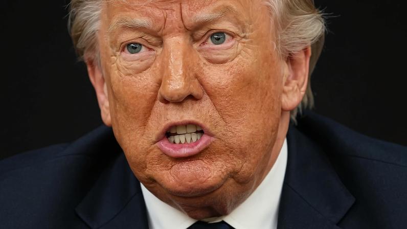 Trump avalia opções militares contra o Irão