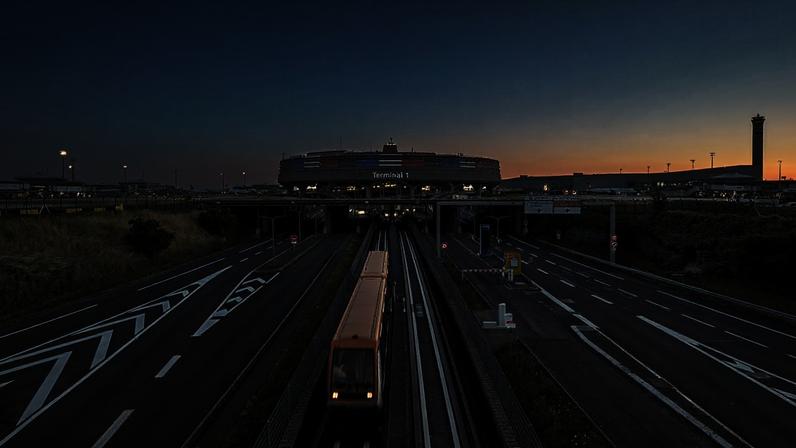 Nascer do sol sobre o aeroporto Paris-Charles de Gaulle