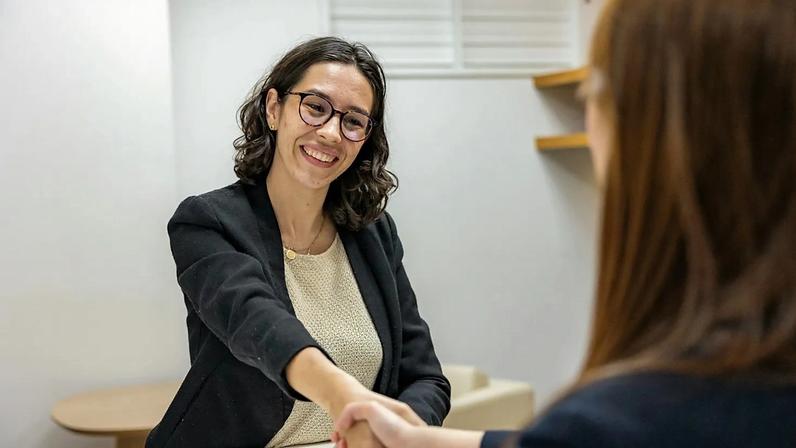 Duas pessoas a apertar as mãos.