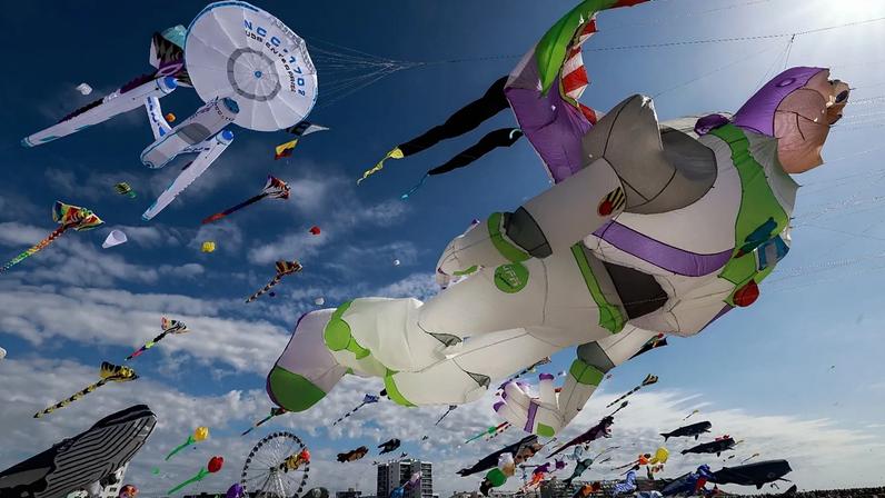 Papagaios de papel voam no céu durante o Festival Internacional de Papagaios de Papel em Berck, no norte de França, sábado, 18 de abril de 2026