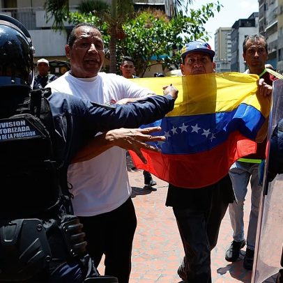 Polícia venezuelana usa gás lacrimogéneo contra manifestantes por salários e pensões