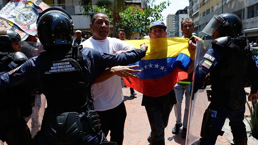 Polícia venezuelana usa gás lacrimogéneo contra manifestantes por salários e pensões