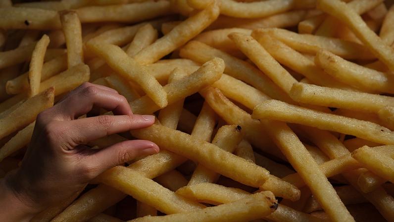 Estudo mostra que as batatas fritas sabem melhor quando vêm do prato alheio