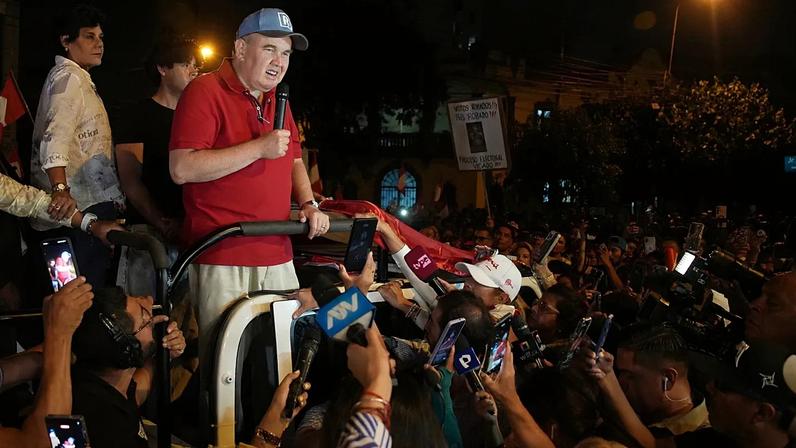 Rafael Lopez Aliaga, candidato presidencial do partido Renovação Popular, discursa aos apoiantes enquanto as autoridades eleitorais continuam a contar os votos