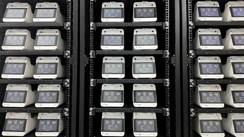 Bastidores de servidores no centro de dados da Cortical Labs, em Melbourne