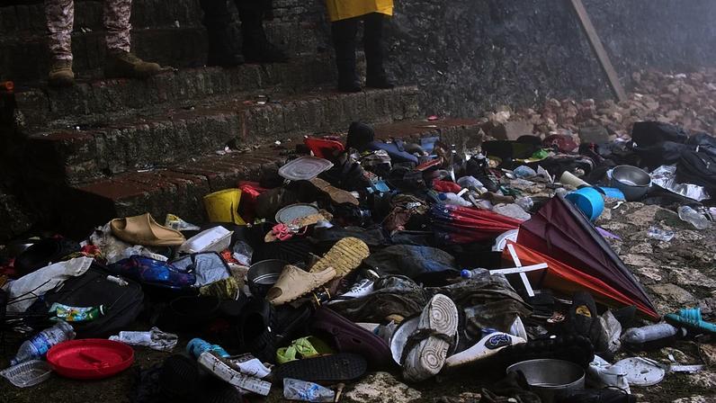 Sapatos das vítimas de um pisoteio mortal estão junto à entrada principal da Citadelle Laferrière