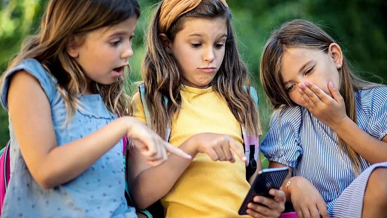 Crianças a olhar para um smartphone