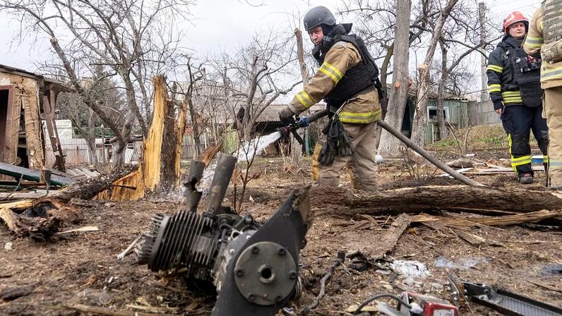 ARQUIVO: Equipas de resgate tentam apagar um incêndio causado pelos fragmentos de um drone russo que atingiu uma casa privada durante um ataque aéreo em Kharkiv, 25 de março de 2026
