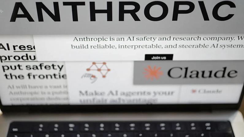 Páginas do site da Anthropic e logótipos da empresa surgem num ecrã de computador em Nova Iorque, 26 fev. 2026