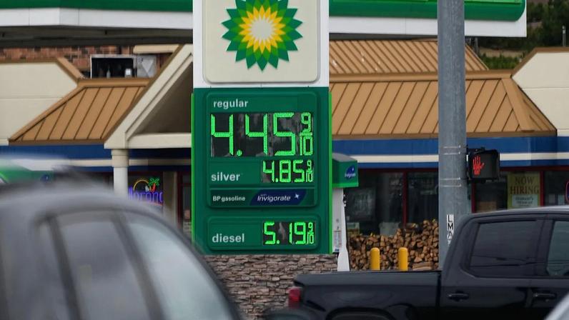 Preços da gasolina simples e do gasóleo assinalados numa bomba BP em Mundelein, Illinois, quarta-feira, 15 de abril de 2026