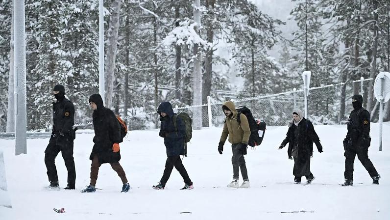 Recrutas finlandeses treinam para uma possível guerra com a Rússia