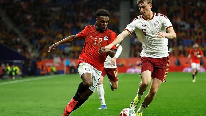 Haissem Hassan do Egito (à esquerda) luta pela bola com Dean Huijsen de Espanha durante o jogo de futebol internacional amigável em Cornellà, terça-feira, 31 de março de 2010.