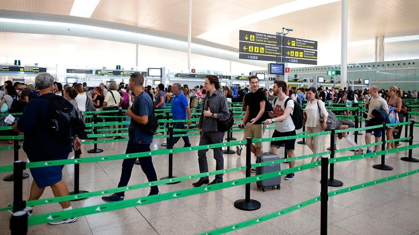 Passageiros de avião foram alertados para longas filas no controlo de fronteira